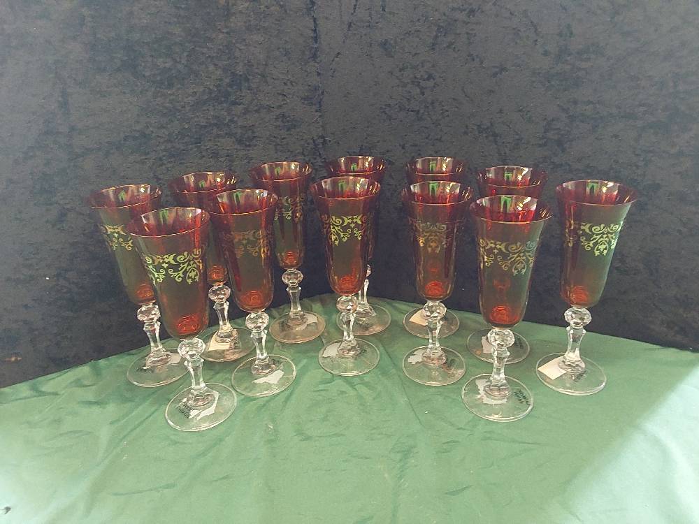 LOT DE 12 COUPES A CHAMPAGNE ROUGES DÉCORS OR