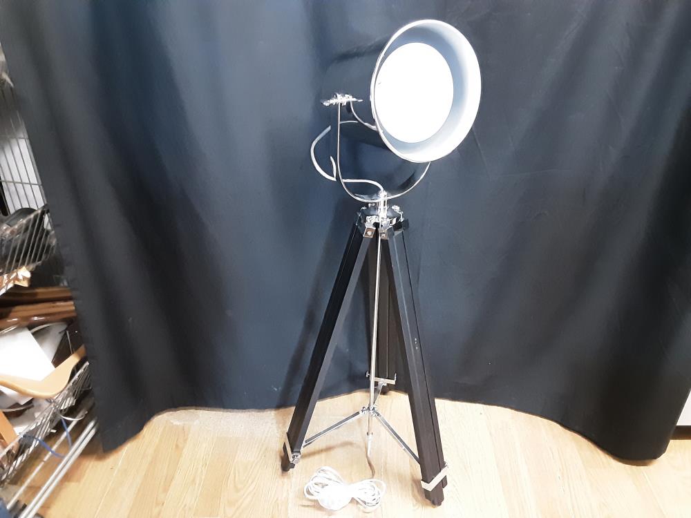 LAMPADAIRE A TREPIED  NOIR