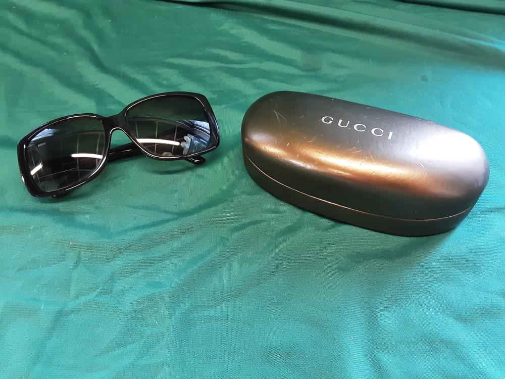 PAIRE DE LUNETTES SOLEIL GUCCI