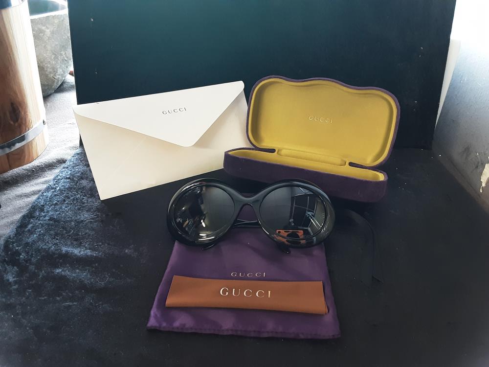 PAIRE DE LUNETTES GUCCI AVEC ETUI