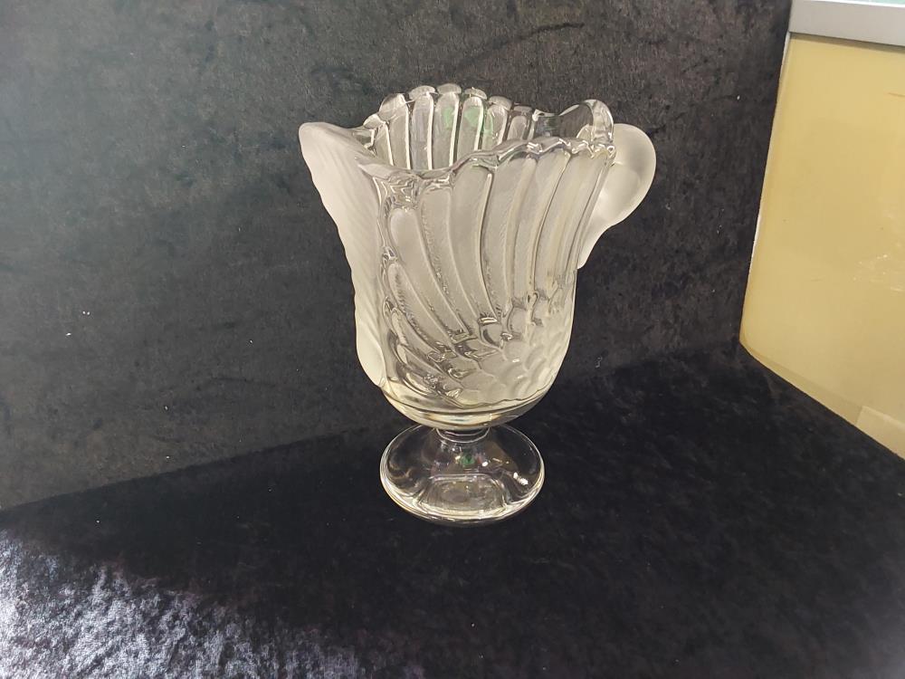 VASE EN VERRE OPAQUE ANSE CYGNE