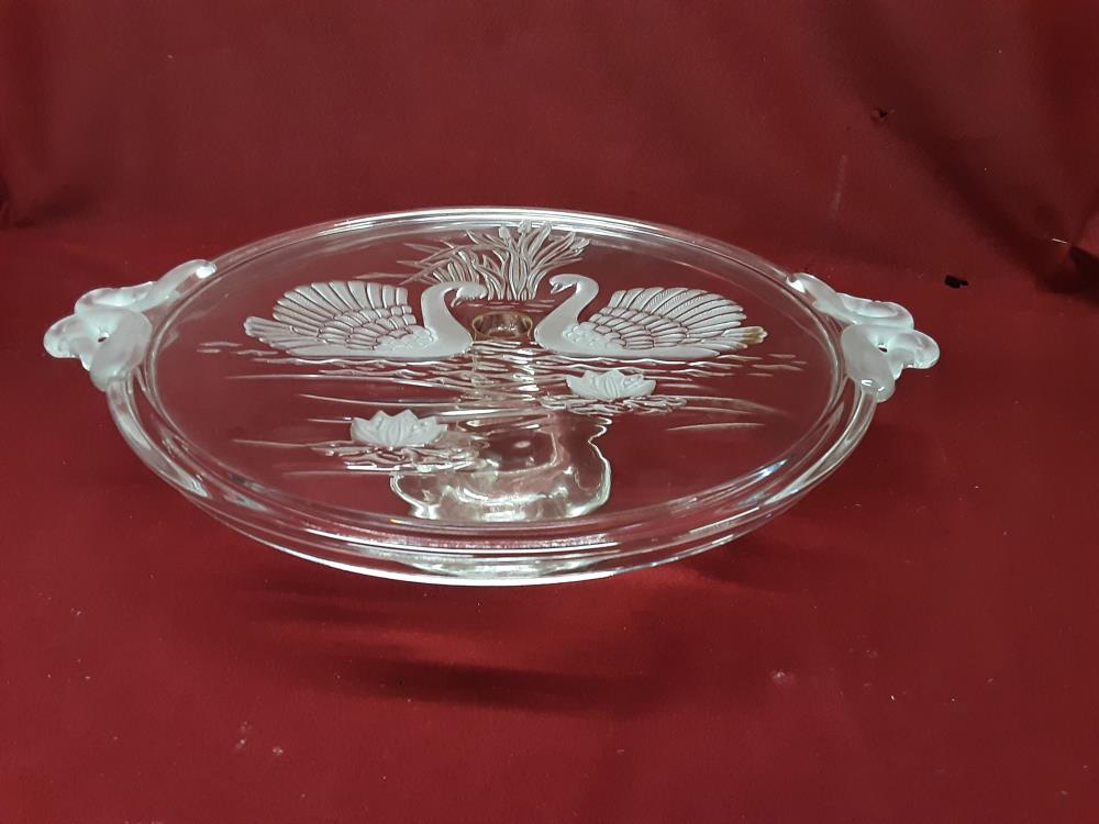 PLAT A GATEAU SUR PIED MOTIF CYGNE