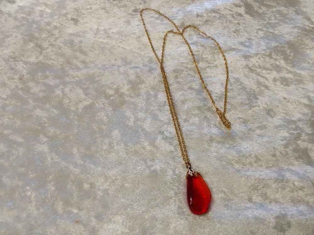 COLLIER AVEC PERLE ROUGE