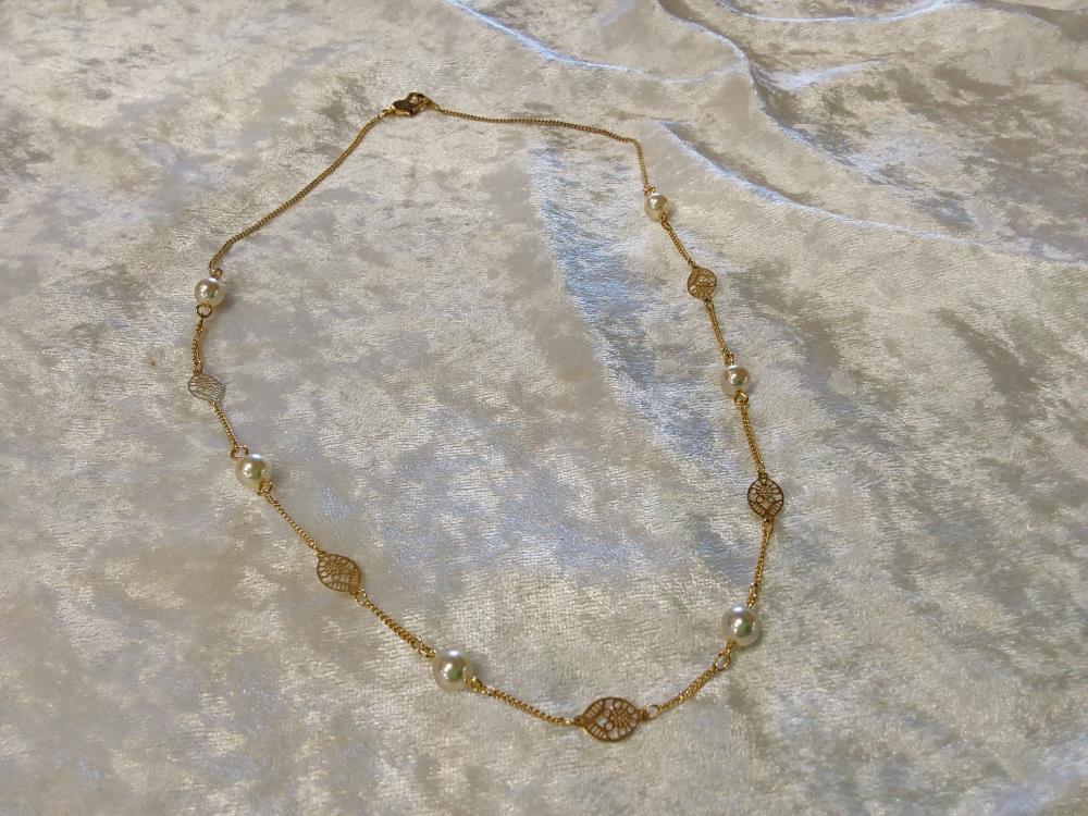 CHAINE AVEC PERLES BLANCHES