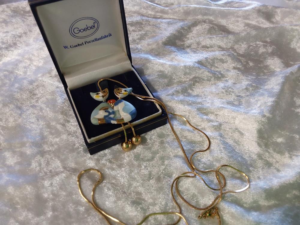 COLLIER GOEBEL DANS SA BOITE
