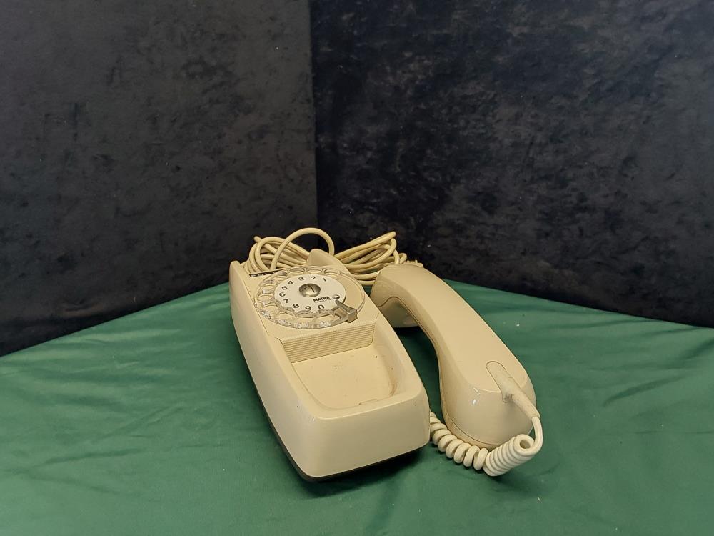 TÉLÉPHONE MURALE A CADRAN 
