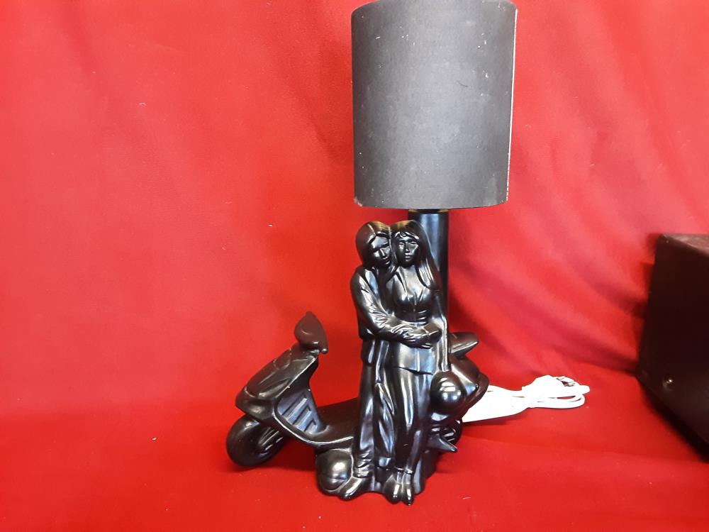 LAMPE DE SALON COUPLE EN SCOOTER NOIR