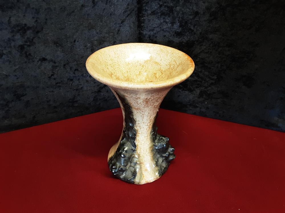 VASE VISAGES EN RELIEFS 