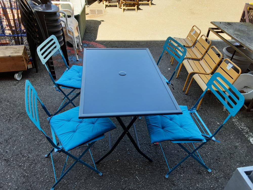 TABLE D’EXTERIEUR METAL PLATEAU VERRE + 4 CHAISES METAL BLEU 