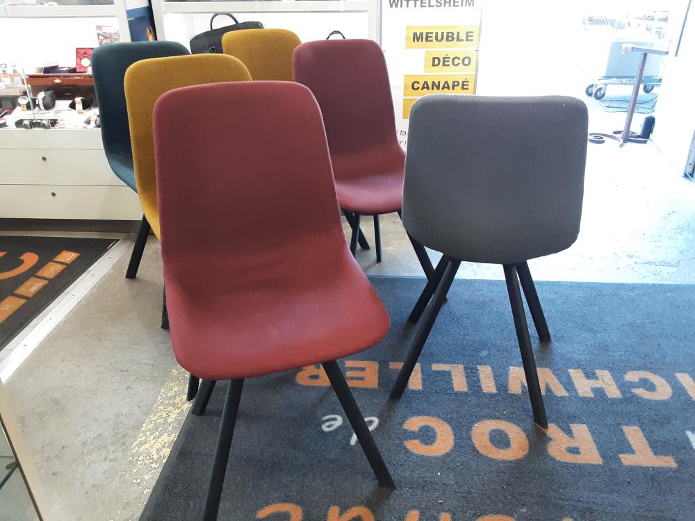LOT 6 CHAISES MULTICOLORES  PIEDS METAL NOIR