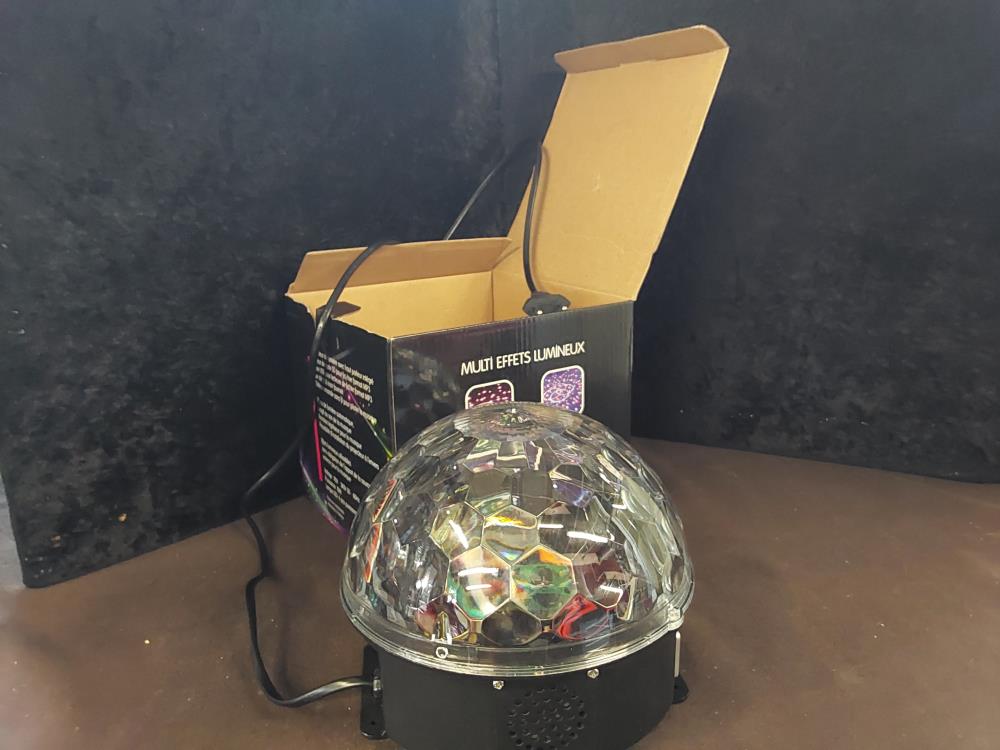 BOULE LUMIERE AVEC POSSIBILITE DE BRANCHEMENT TELEPHONE