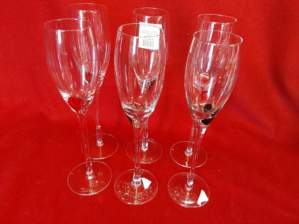 LOT DE 6 FLUTES A CHAMPAGNE 3 ROUGES 3 NOIRS