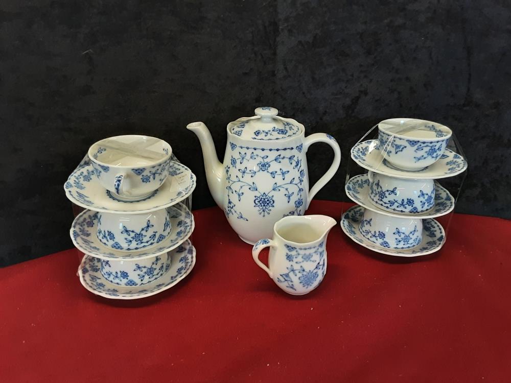 SERVICE A CAFE BLANC BLEU PM (6 TASSES + CAFETIERE+ POT A LAIT)