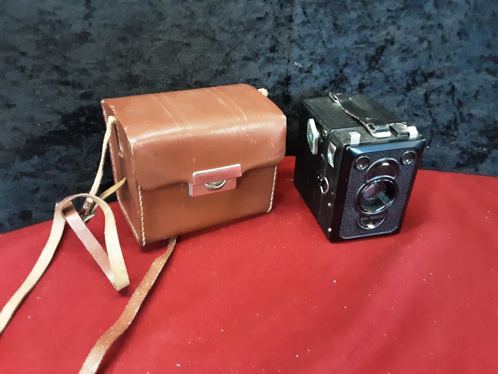 APPAREIL PHOTO A SOUFFLET DANS SON ETUI CUIR