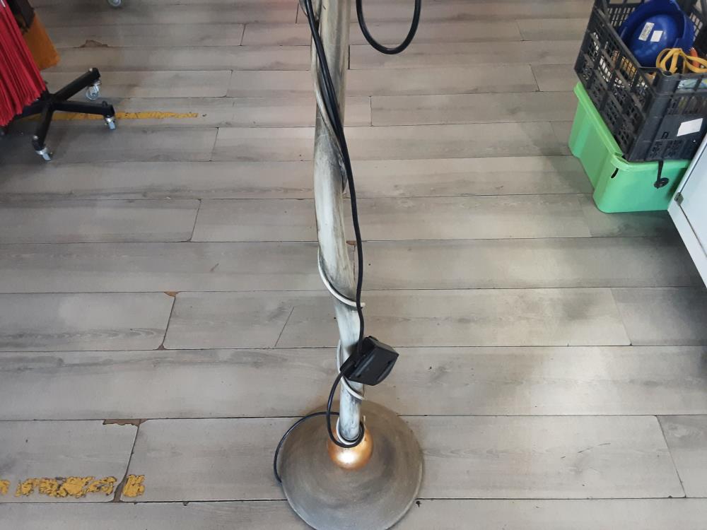 LAMPADAIRE METAL GRIS ANTIQUE ET DORE AVEC VARIATEUR? VERRE OPAQUE NON FIXE