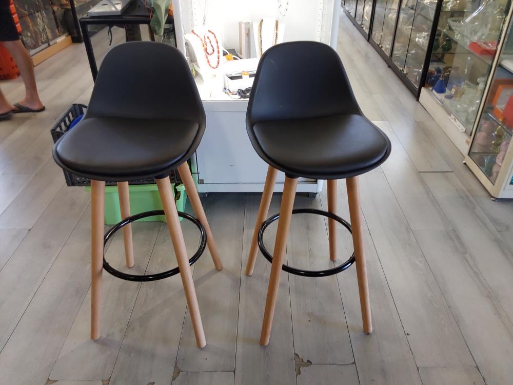 TABOURET COQUE ET SIMILI CUIR NOIR PIEDS BOIS HAUTEUR 90CM