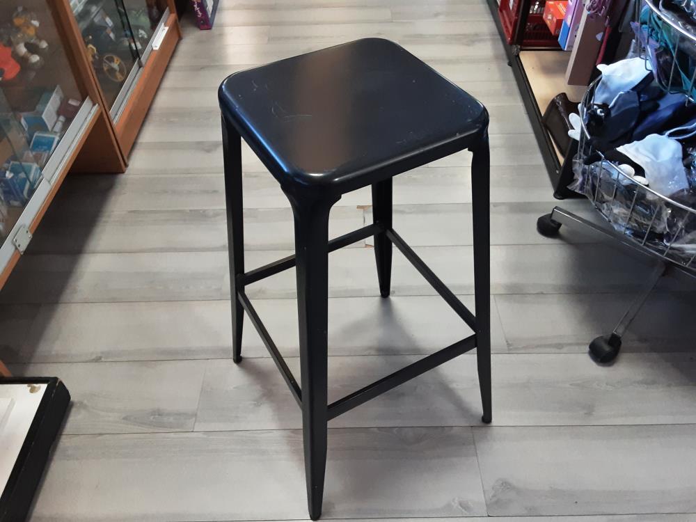 TABOURET EN METAL NOIR