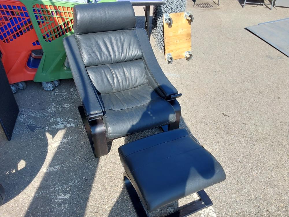 FAUTEUIL + REPOSE PIED EN CUIR NOIR