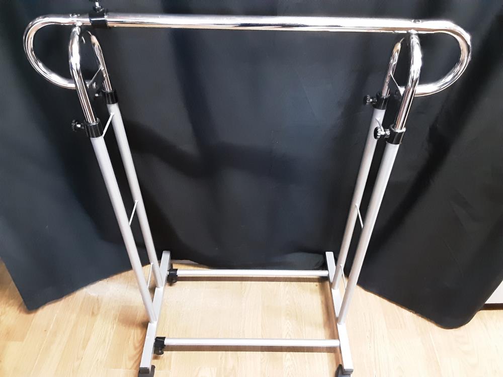 PORTE VETEMENT SUR ROULETTES