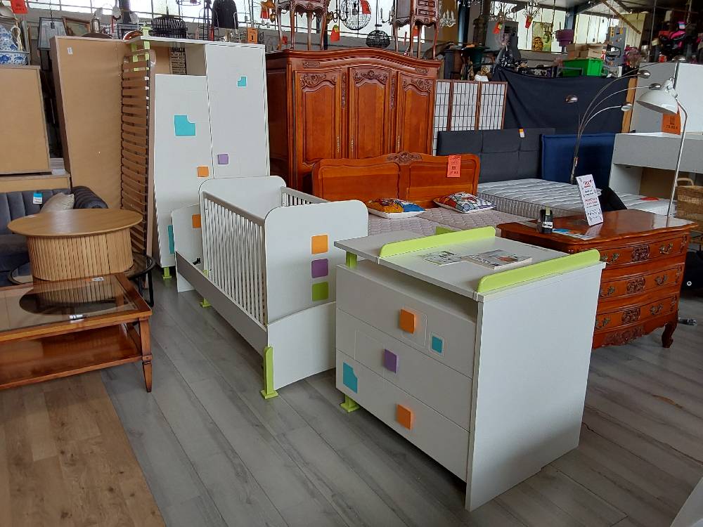 CHAMBRE BEBE ENFANT LIT + SOMMIER 90X190 TABLE A LANGER+ ARMOIRE 2 PORTES + LIT A BARREAUX BEBE AVEC