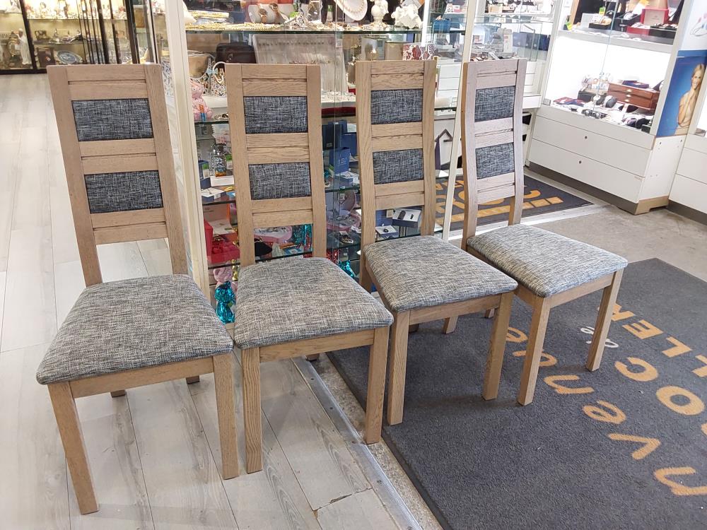 LOT DE 4 CHAISES CHENE MASSIF FAÇON ANTIQUE TISSUS GRIS CHINE