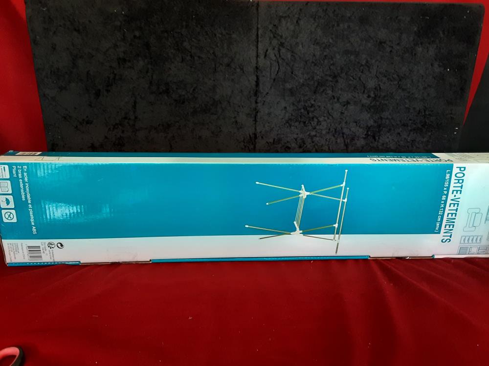 PORTE VETEMENTS DANS SON CARTON NEUF