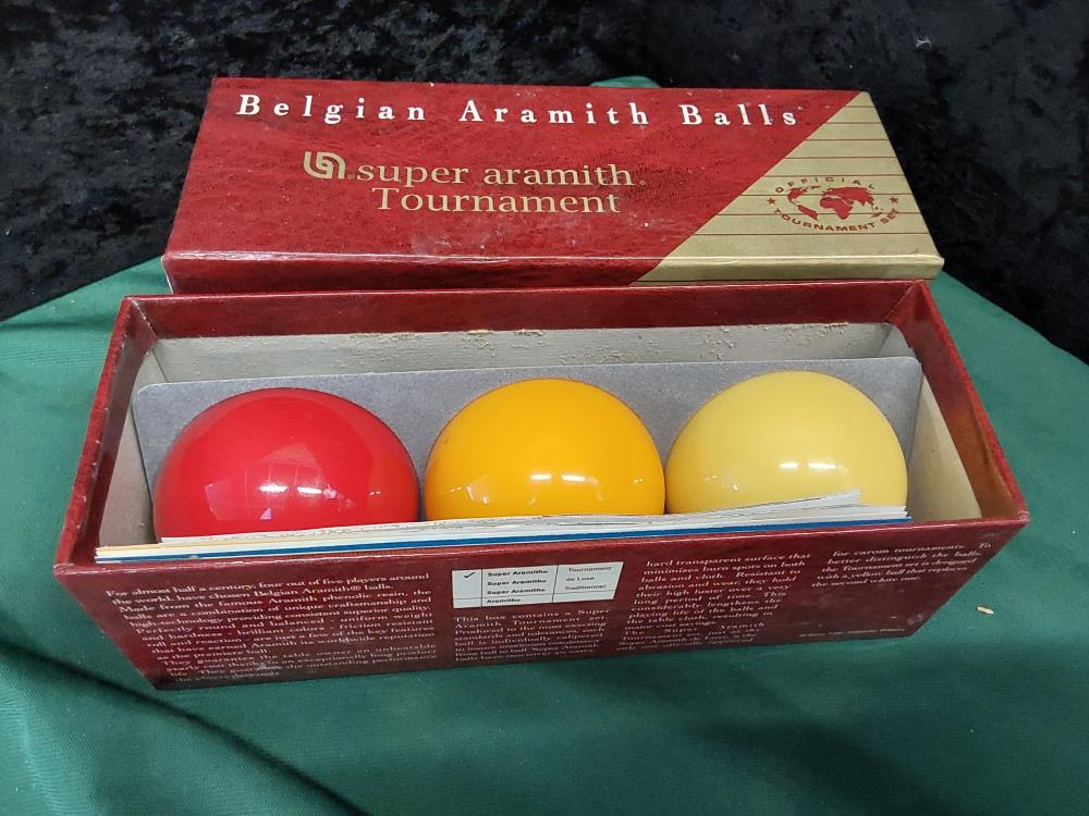 LOT DE 3 BOULES DE BILLARD DANS SA BOITE