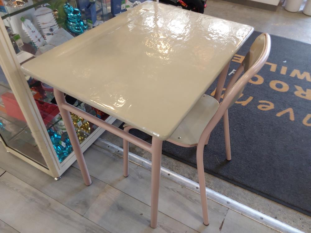 CHAISE + BUREAU BLANC ET ROSE