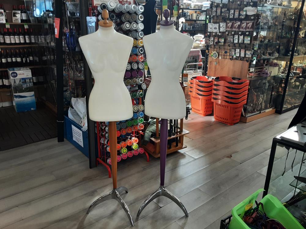 BUSTE DE MANNEQUIN PLASTIQUE PIED INOX ET BOIS