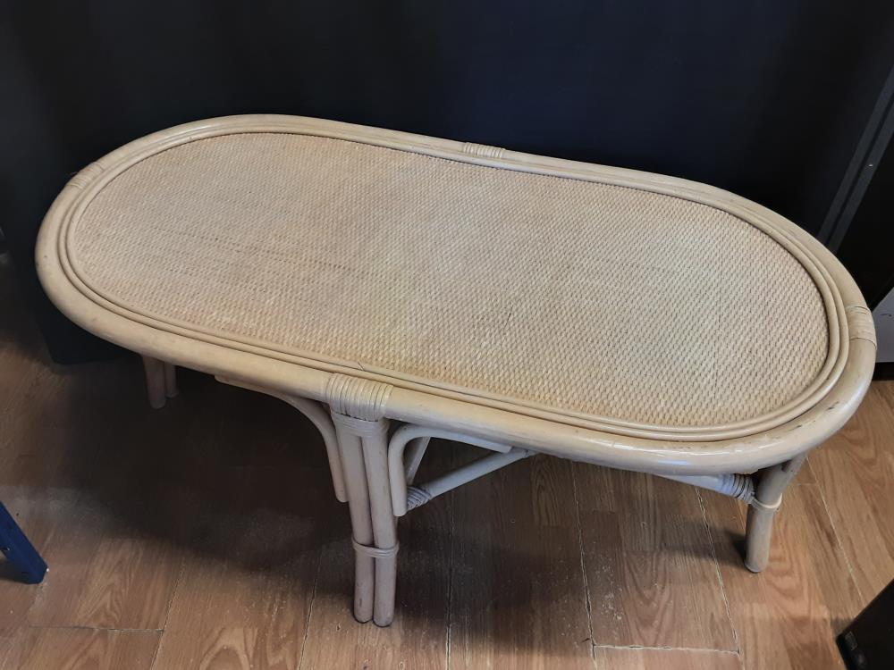 TABLE BASSE OVALE EN ROTIN