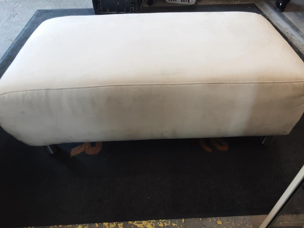 POUF BANQUETTE SUR PIEDS EN TISSU BLANC