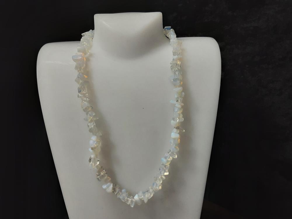 COLLIER PERLES TRANSLUCIDES ET FLUO BLEUTÉES