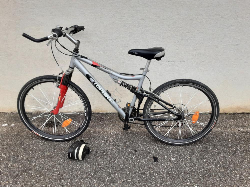 VELO HOBBY 100 TOPBIKE GRIS ET ROUGE 26 POUCES
