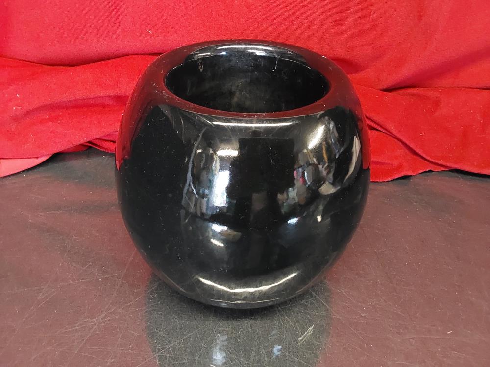 VASE EN VERRE NOIR FORME BOULE