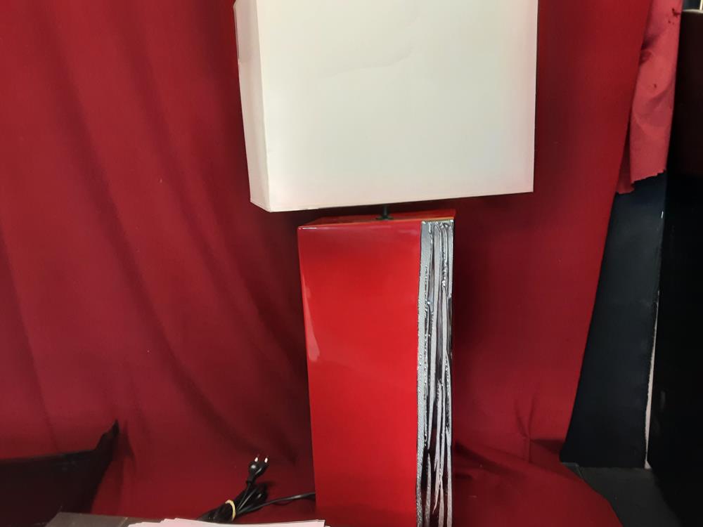 LAMPE PIED ROUGE ET ARGENTE ABAT JOUR CREME AVEC DEFAUT + AMPOULE