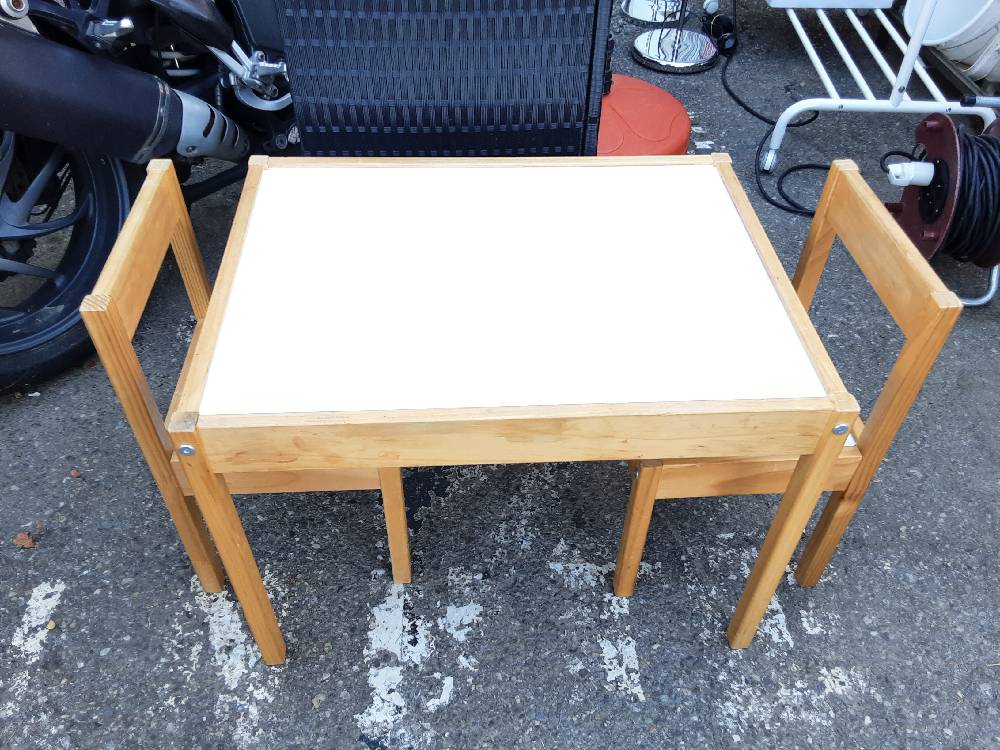 TABLE ET 2 CHAISES EN BOIS POUR ENFANT
