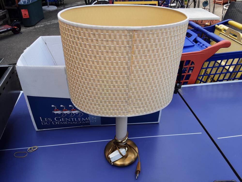 LAMPE PIED EN LAITON ET ABAT JOUR BEIGE