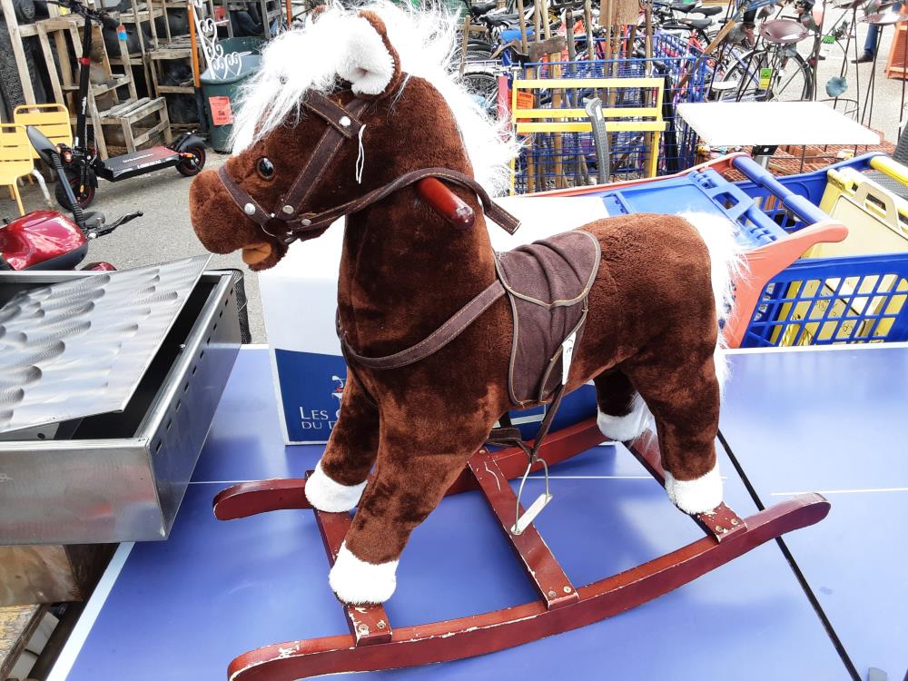 CHEVAL EN BOIS A BASCULE
