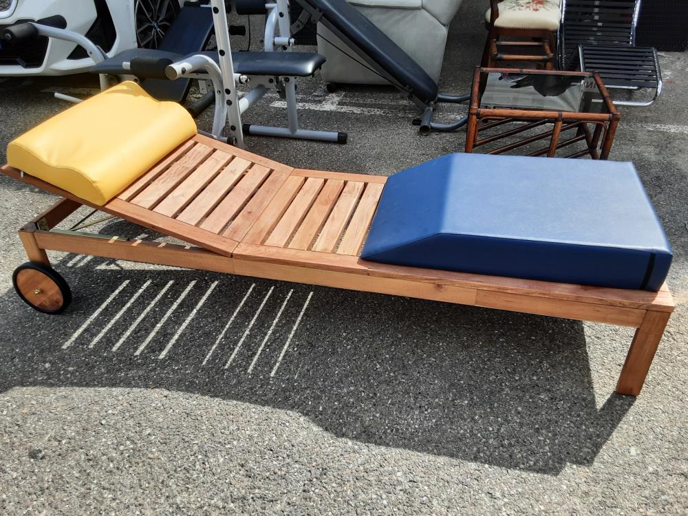 CHAISE LONGUE EN TECK TETIERE REGLABLE + COUSSIN ET REPOSE PIEDS