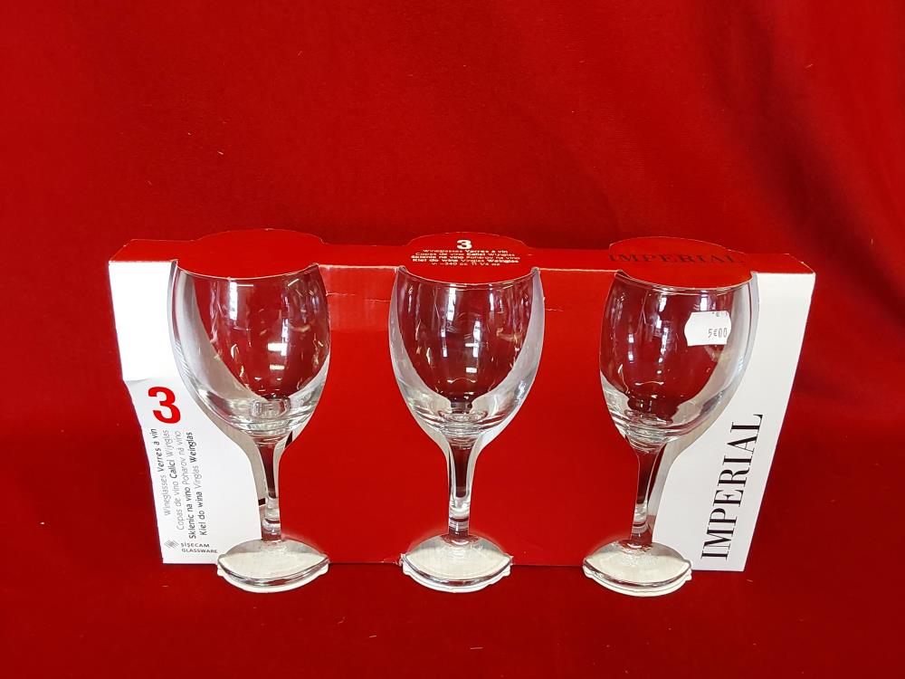 LOT DE 3 VERRES SUR PIED