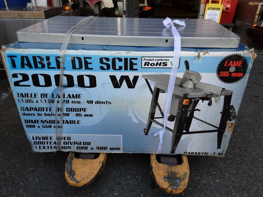 TABLE DE SCIE 2000W (ENCORE EN CARTON)