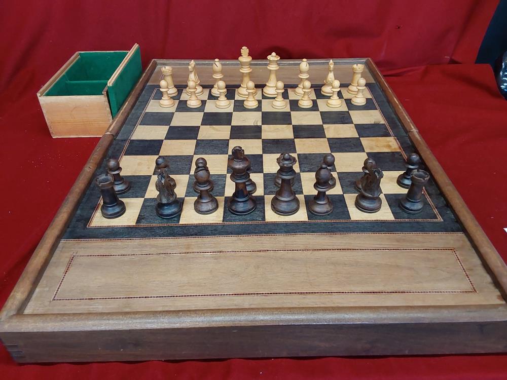 JEU D'ECHECS DANS COFFRET