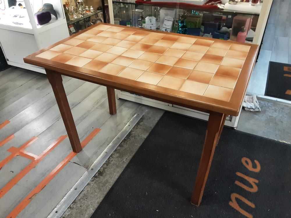 TABLE DE CUISINE BOIS ET CARRELAGE 