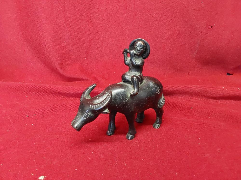 FIGURINE JOUEUR DE FLUTES SUR BUFFLE METAL 