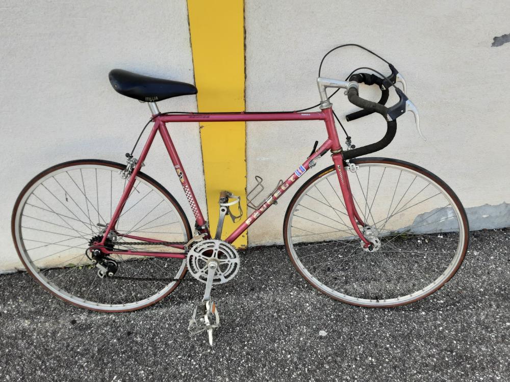 VELO DE COURSE PEUGEOT VINTAGE COULEUR BORDEAUX