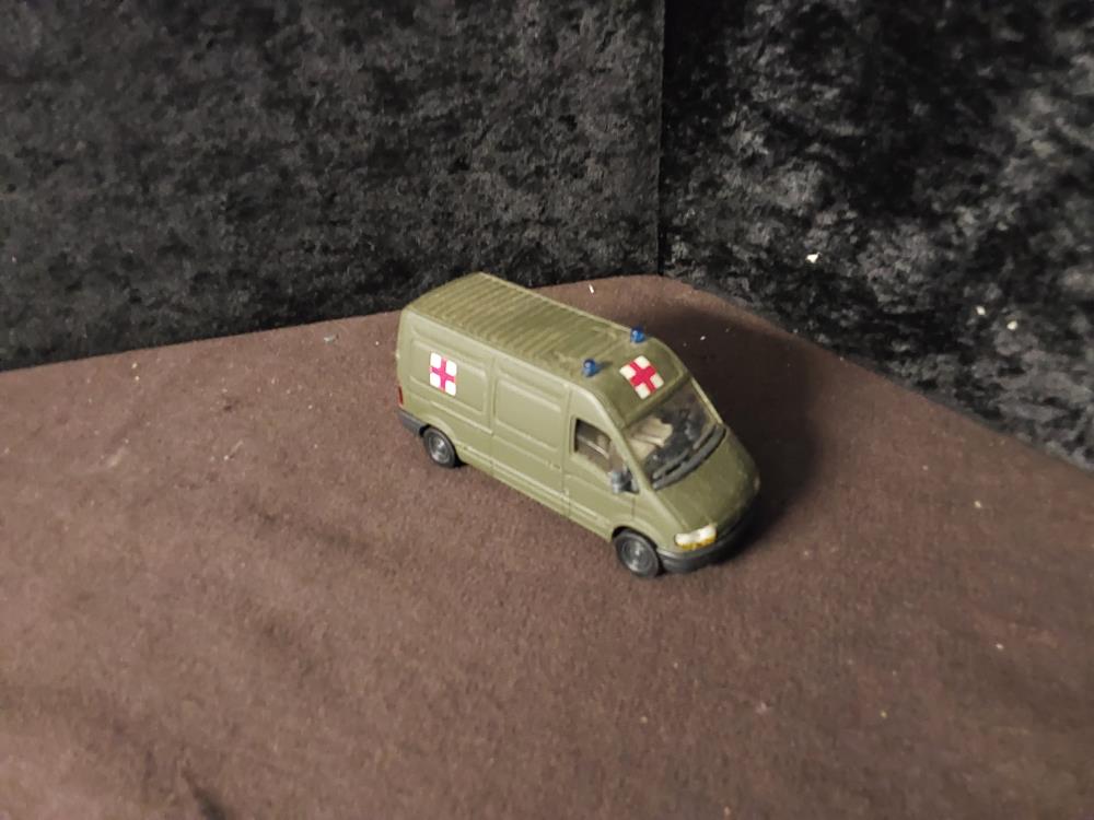 AMBULANCE RENAULT MASTER MINIATURE 1:43 