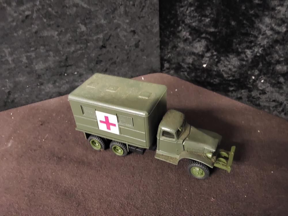 CAMION MILITAIRE AMBULANCE PVC MINIATURE 1:43