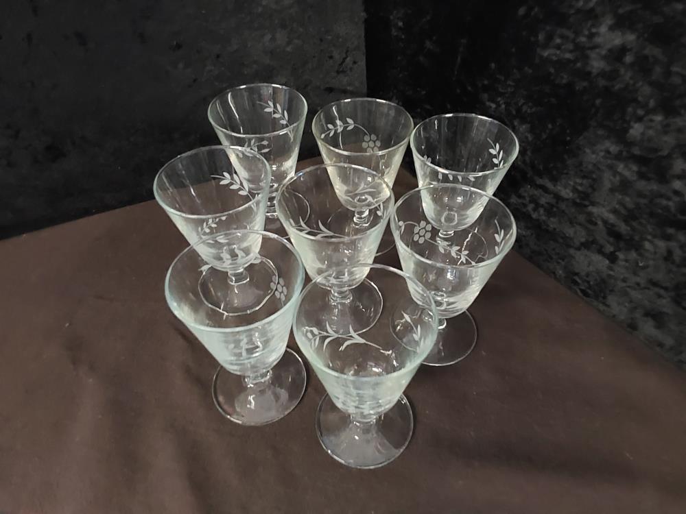 LOT DE 8 VERRES CRISTAL CISELES SUR PIED