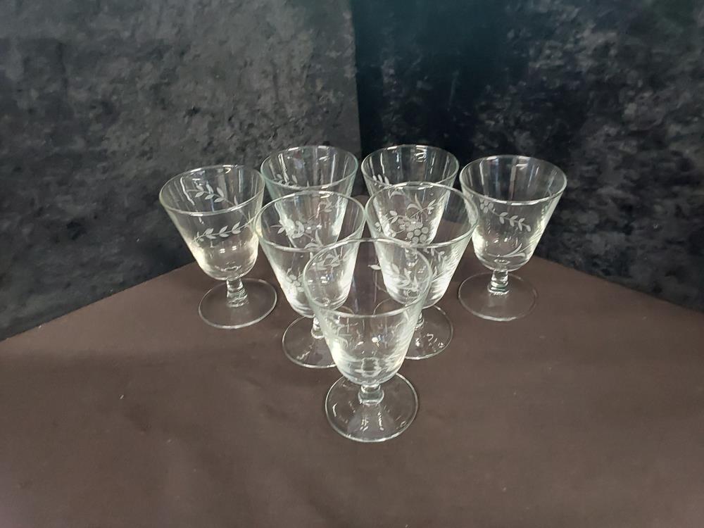 LOT DE 7 VERRES CRISTAL CISELES SUR PIED