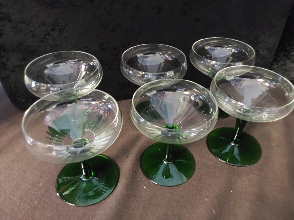 LOT DE 6 COUPES A CHAMPAGNE SUR PIED VERT